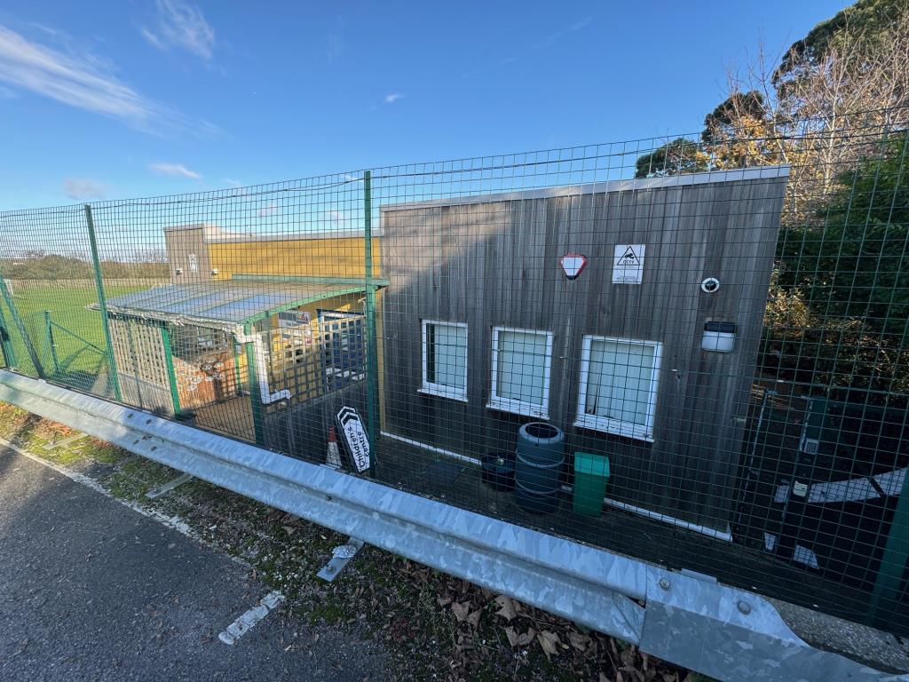 Lot: 74 - SINGLE STOREY DETACHED BUILDING WITH POTENTIAL AND PARKING - Front of property
